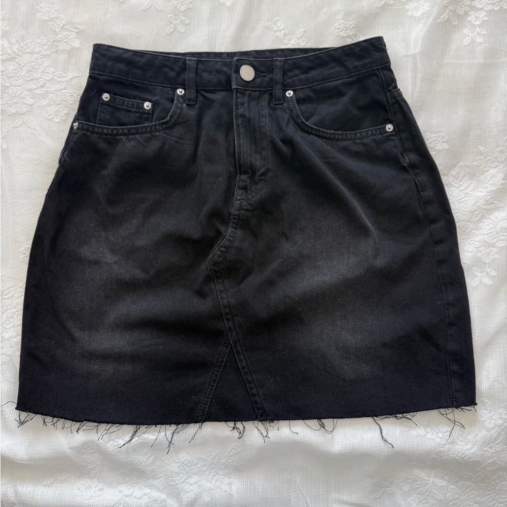 H&M Black Frayed Hem Mini Skirt